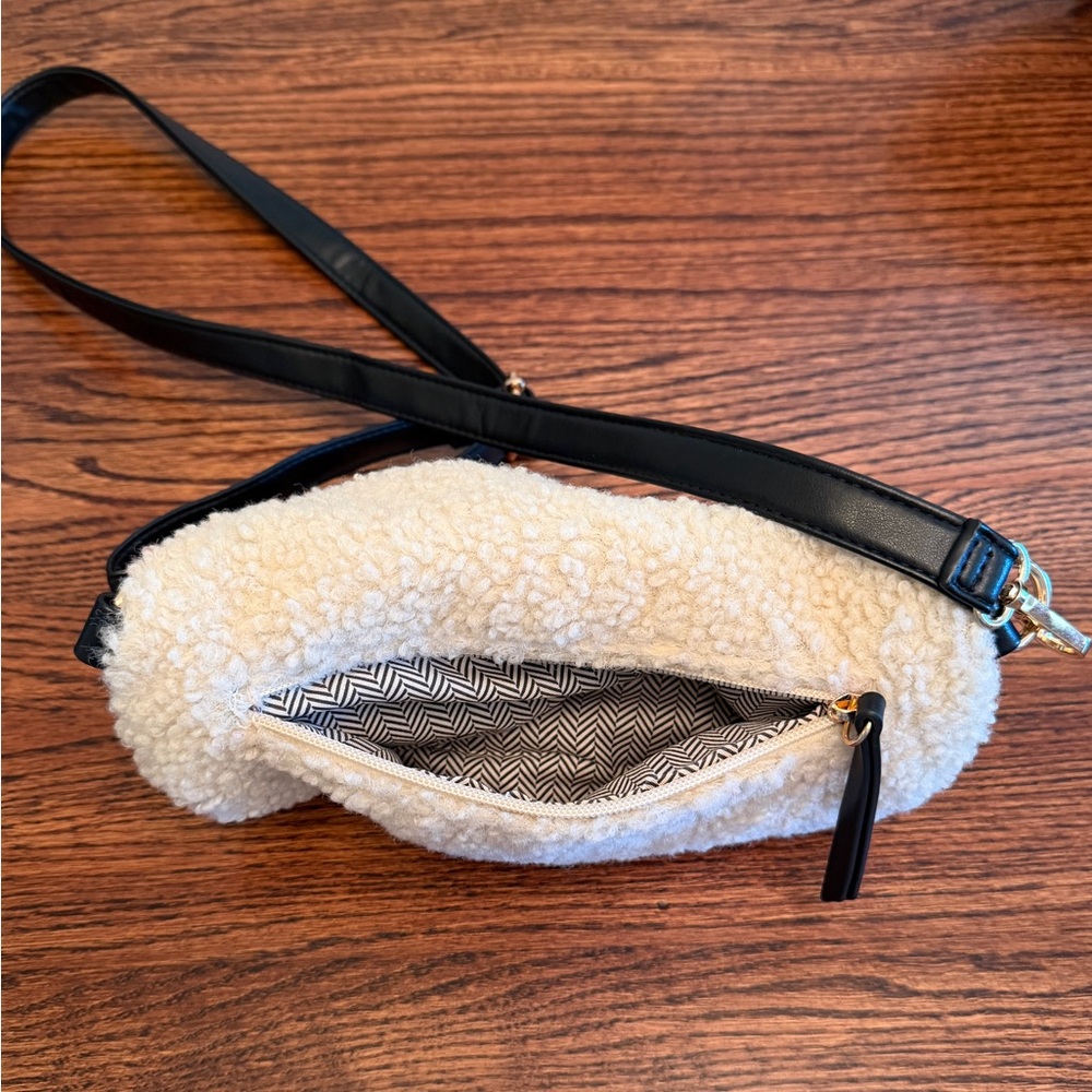 GREAT FOR WINTER! Stylish Cream and Black Sherpa Crossbody Bag - Picture 5 of 8
